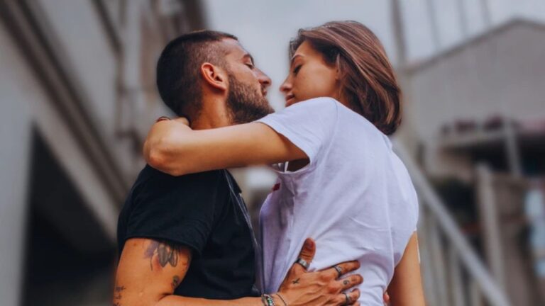 4 Ways To Create Incredible Chemistry With Someone