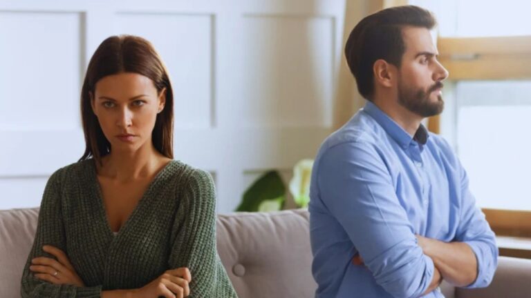 5 Early Signs Your Relationship Is In Bad News, According To Psychology