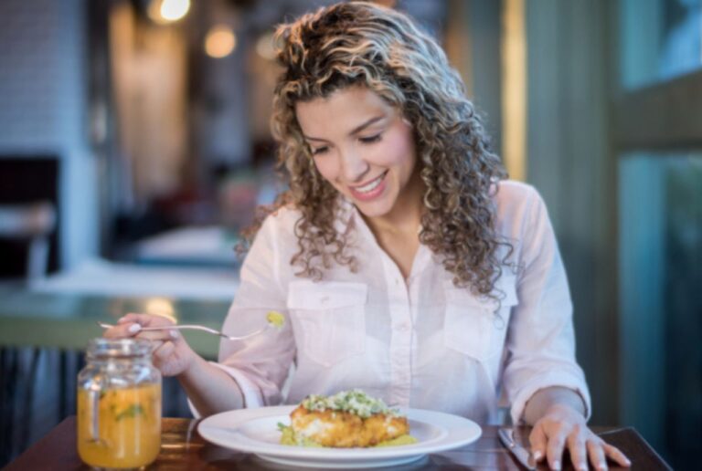 9 Unique Traits of People Who Eat Alone in Public Without Feeling Self-Conscious