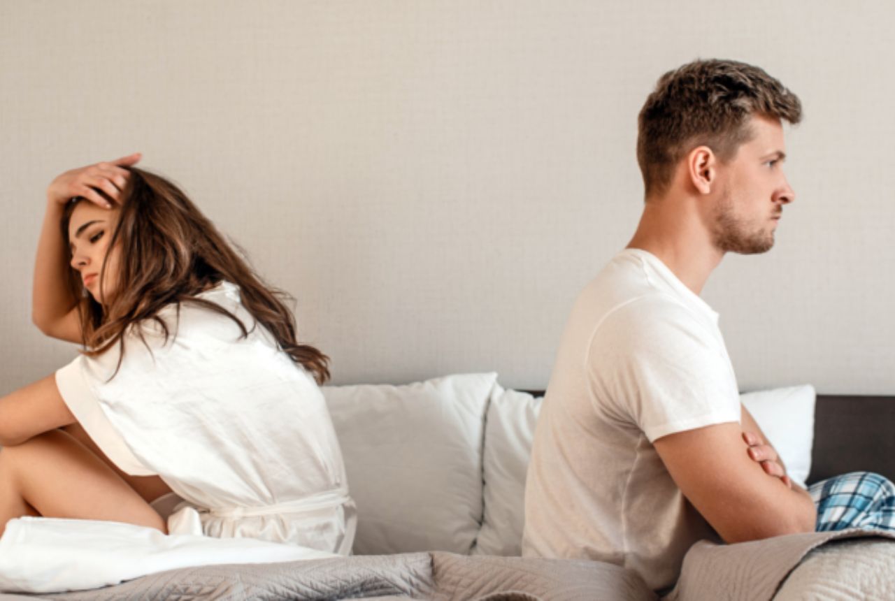 You are currently viewing 7 Subtle Signs a Romantic Relationship Is on Its Last Legs, According to Experts