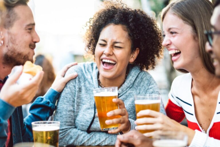 People Who Become Friendlier When They Drink Alcohol Usually Display These 7 Traits, According To Psychology