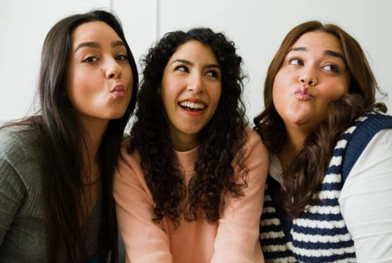 21 Bad Attitudes & Behaviors That Make Your Friends Dislike You