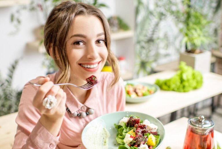 8 Antioxidant Foods That Delay The Onset of Gray Hair