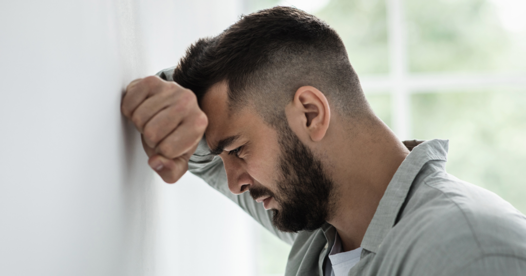 You are currently viewing 8 Habits People Develop When They Grew Up Without Emotional Safety