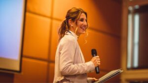 Read more about the article 8 Habits That Instantly Make You a More Confident Speaker, According to Psychology