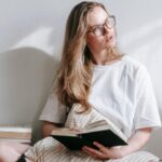 7 Ways to Show You’re Smart Without Saying a Word, According to Psychology