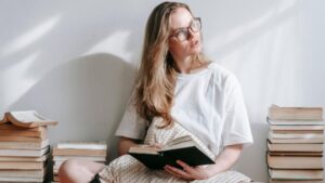 Read more about the article 7 Ways to Show You’re Smart Without Saying a Word, According to Psychology