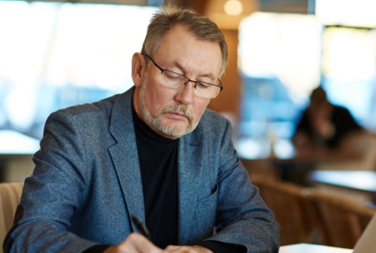People Who Are Highly Successful But Feel Empty Inside Usually Display These 7 Behaviors (Without Realizing It)