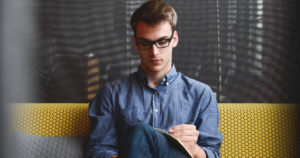 Read more about the article People Who Are Secretly Lonely But Hide It Well In Life Often Display These 7 Behaviors