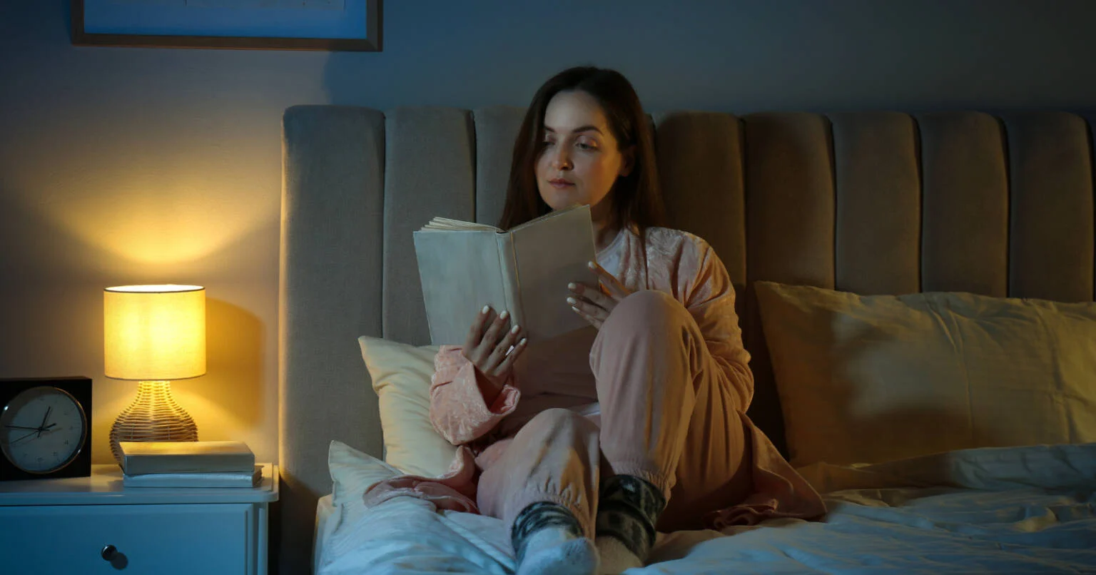 You are currently viewing 8 Evening Habits of People Who Attract Peace, Not Chaos