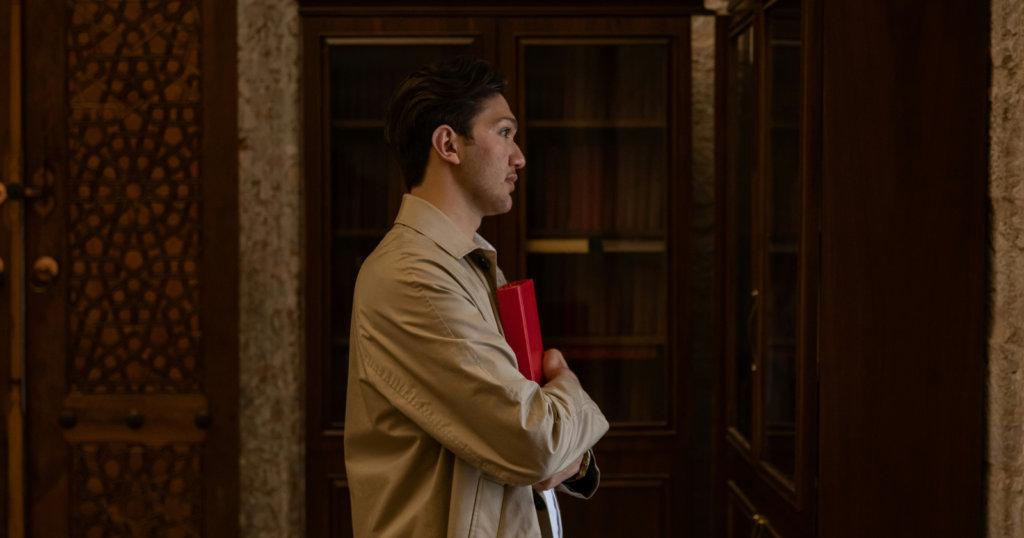 You are currently viewing 10 Subtle Behaviors That Instantly Reveal Someone Lacks Real Confidence