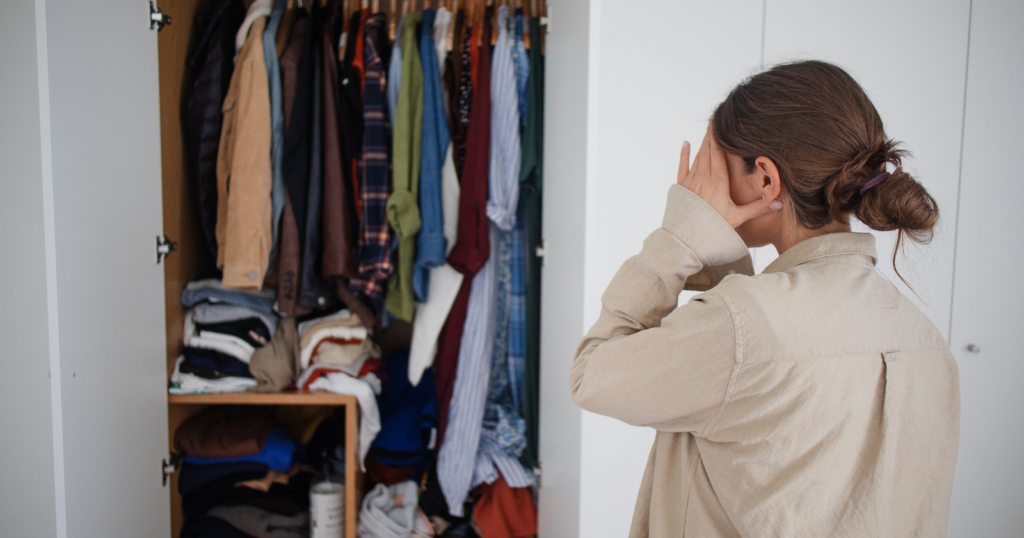Read more about the article People Who Never Throw With Old Clothes Because “They Might Come Back In Style” Often Display These 5 Traits