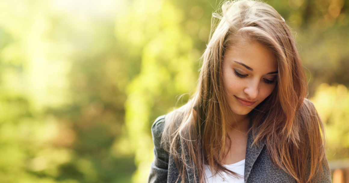 Read more about the article 7 Traits of People Who Instinctively Deflect Compliments And Try To Put Themselves Down, According to Psychology