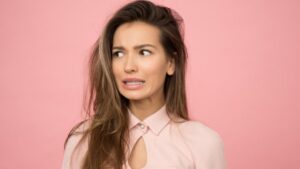 Read more about the article 10 Phrases That Instantly Make You Sound Less Intelligent, According to Psychology