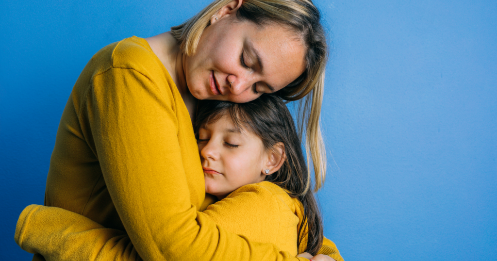 Read more about the article People Who Were Rarely Hugged As Children Often Carry These 7 Emotional Patterns Into Adulthood