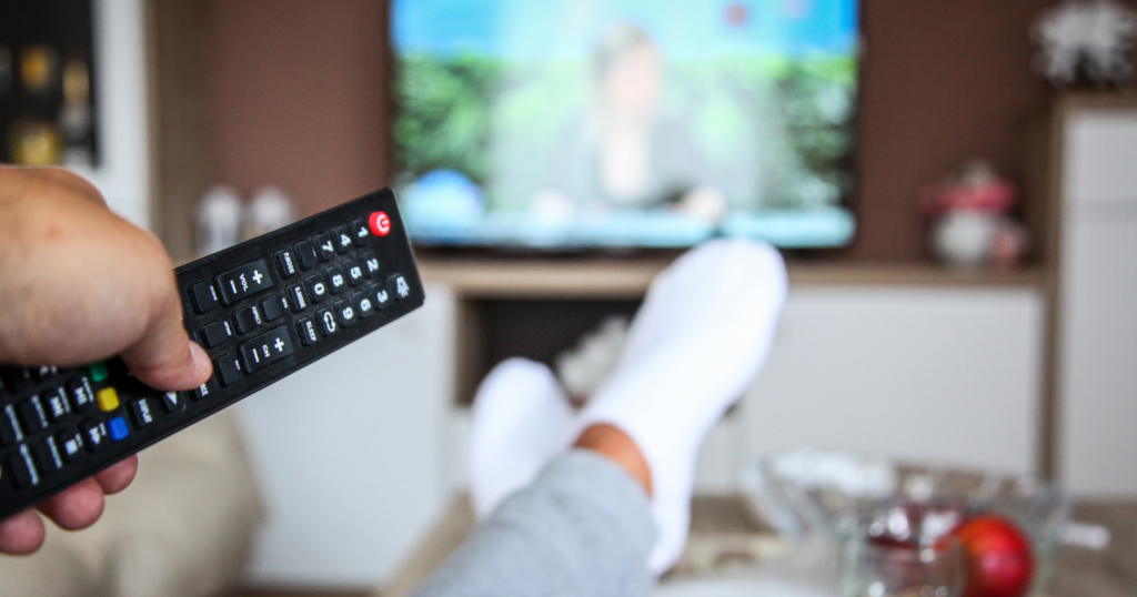 You are currently viewing If You Enjoy Watching Reality TV Drama, Psychology Says You Have These 10 Unique Traits