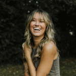 10 Small Social Habits That Instantly Make Awkward People Seem Effortlessly Confident And Charming