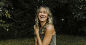 Read more about the article 10 Small Social Habits That Instantly Make Awkward People Seem Effortlessly Confident And Charming
