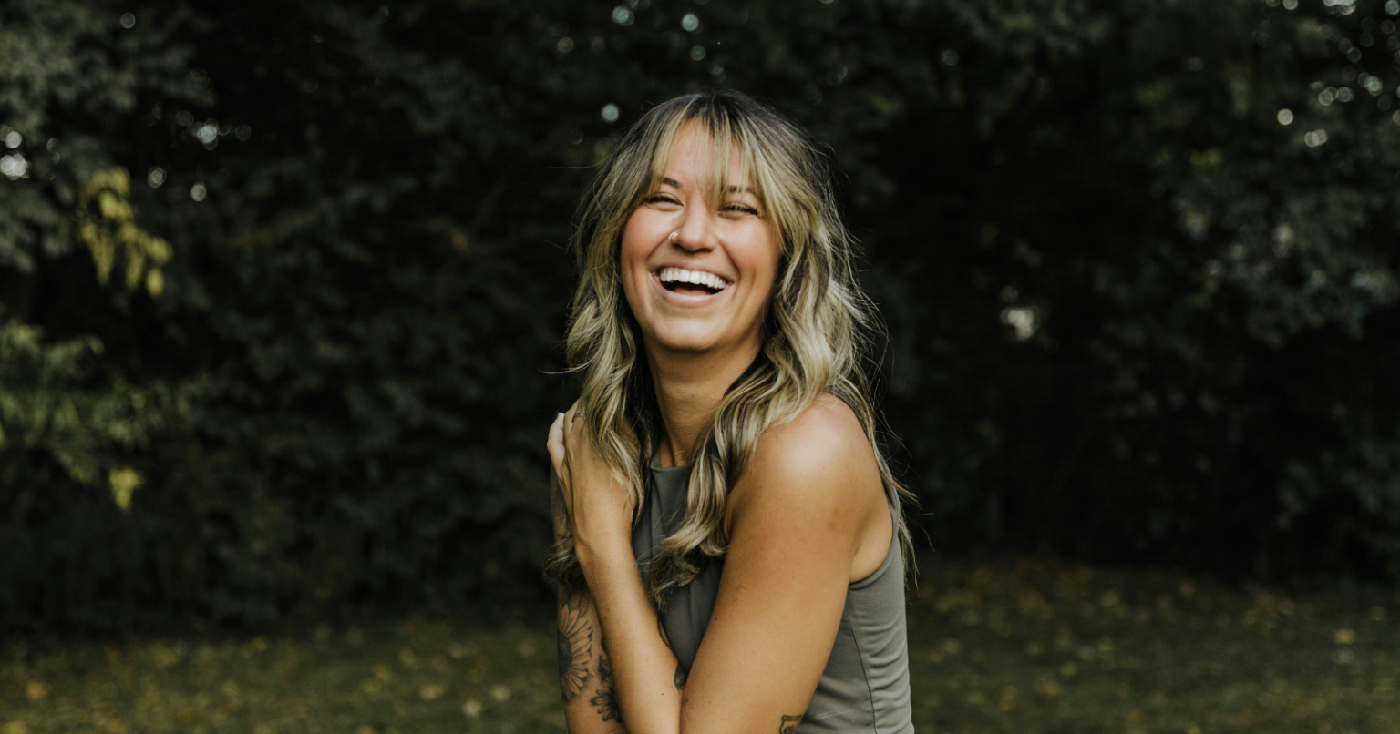 You are currently viewing 10 Small Social Habits That Instantly Make Awkward People Seem Effortlessly Confident And Charming