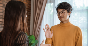 Read more about the article People Who Unconsciously Avoid Getting Too Close To Others Usually Had These 7 Childhood Experiences