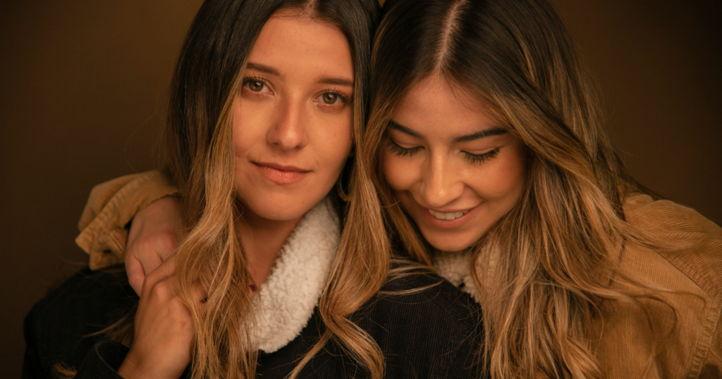 You are currently viewing 9 Things People Who Were Never “The Favorite” Sibling Often Struggle To Unlearn