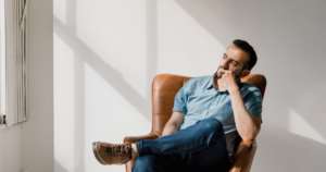 Read more about the article If a Man Has No Close Friends In Life, He’ll Often Display These 8 Behaviors Without Realizing It