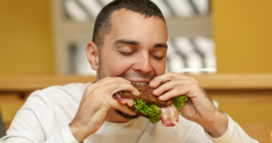 Read more about the article If someone eats quickly even when relaxed, psychology says they may have these 7 ingrained habits