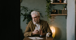 Read more about the article Boomers who have no close friends to rely on often display these 8 behaviors without realizing it, according to psychology