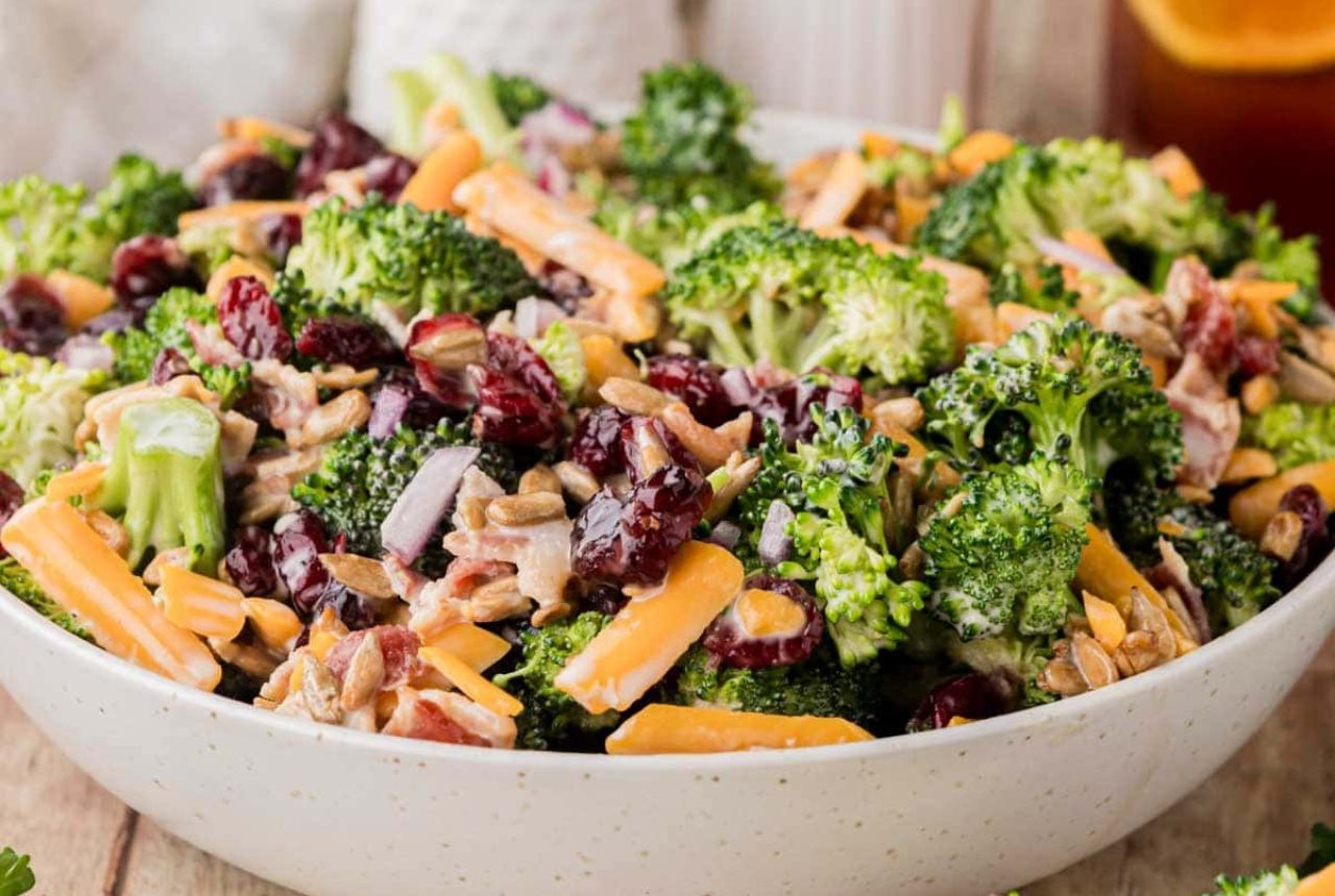 You are currently viewing The Best Broccoli Salad with Bacon for Busy Weeknight Dinners
