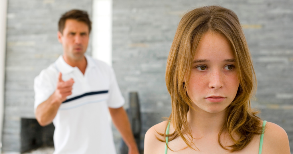 You are currently viewing If you grew up without much affection, psychology says you likely show these 7 adult behaviors