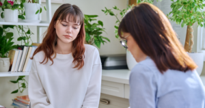 Read more about the article Psychologists say these 7 subtle body language traits signal low trustworthiness