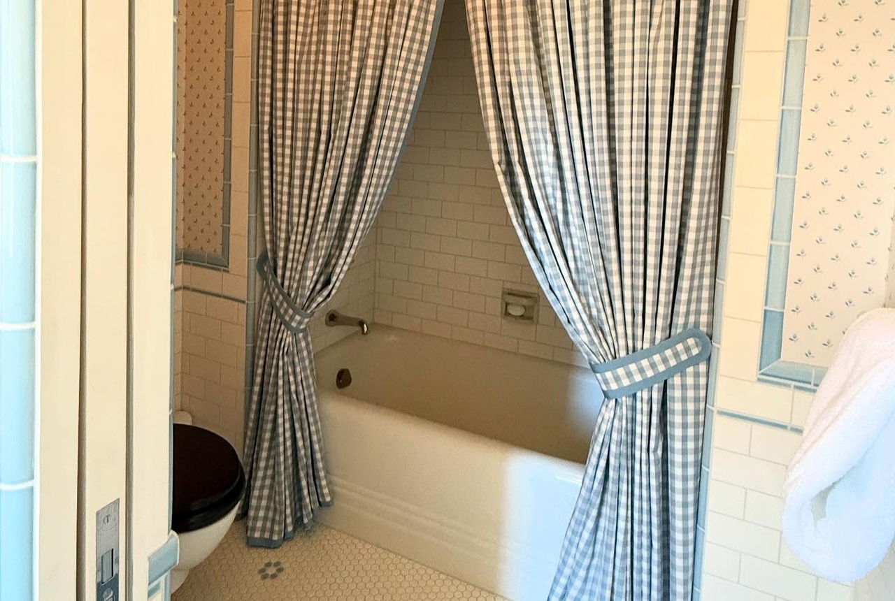You are currently viewing Easy Double Shower Curtain Ideas for a Fresh Bathroom Style