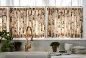 Read more about the article Cozy Cafe Curtain Kitchen Ideas for a Soft, Homey Look