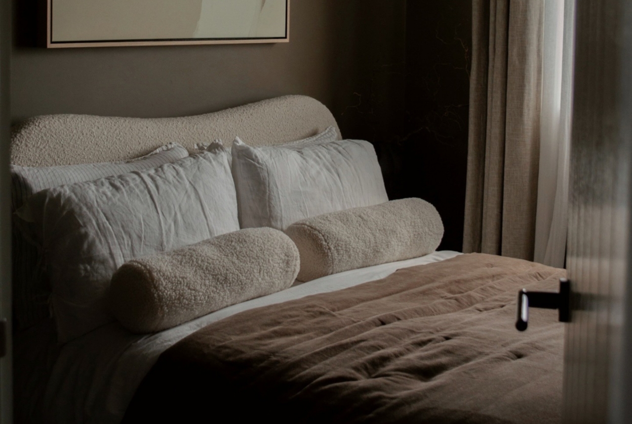 You are currently viewing Dark Moody Bedroom Ideas for Women Who Love Romantic, Candlelit, Hotel-Inspired Spaces