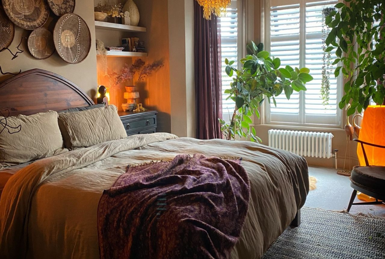 You are currently viewing Eclectic Dark Moody Bedroom Ideas That Make Thrifted Vintage Finds Look Expensive