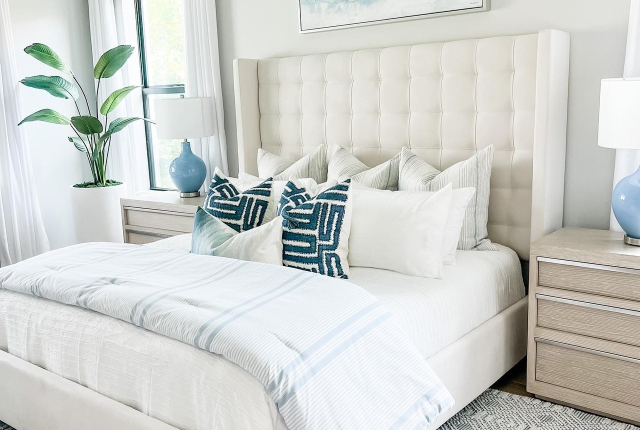 You are currently viewing Modern Coastal Bedroom Ideas That Look High-End on a Low Budget