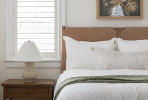 Read more about the article Organic Modern Coastal Bedroom Ideas That Still Feel High-End Even on a Tight Budget