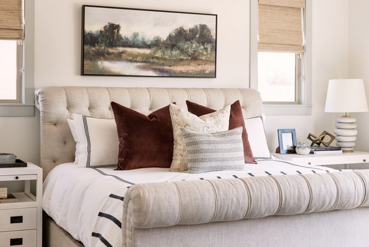 You are currently viewing Romantic Moody Bedroom Ideas to Style White Walls with Depth, Contrast, and Warmth