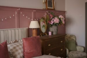 Read more about the article Bedroom Wall Decor Ideas for Women Who Want Their Room to Feel Expensive Without the Price Tag