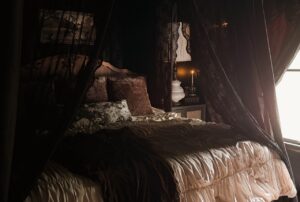 Read more about the article Dark Cozy Bedroom Ideas That Feel Rich and Moody Without Spending a Lot