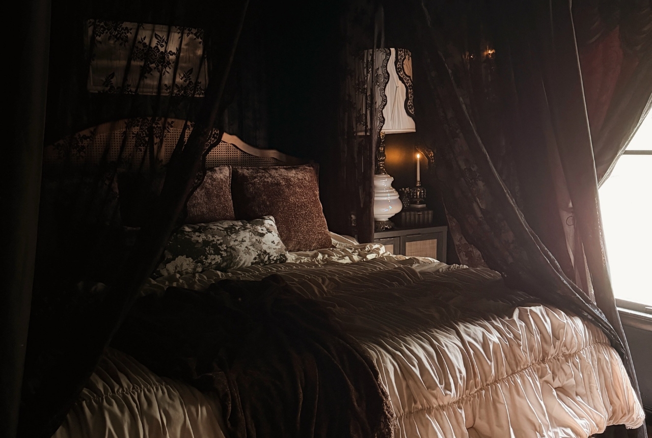 You are currently viewing Dark Cozy Bedroom Ideas That Feel Rich and Moody Without Spending a Lot