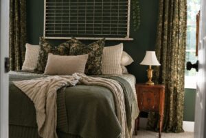 Read more about the article Dark Green Whimsical Bedroom Ideas to Try When You’re Decorating With a Tight Budget