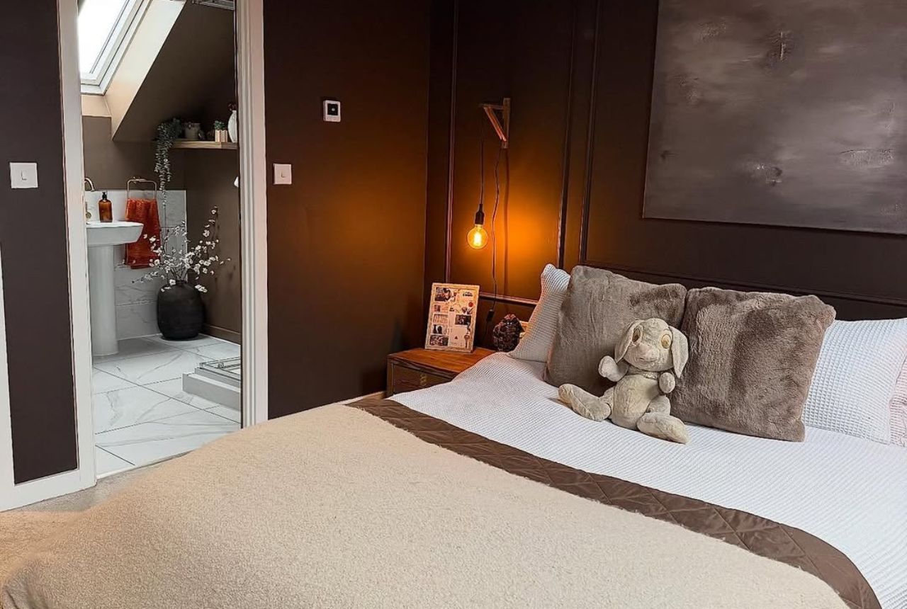 You are currently viewing Dark and Warm Bedroom Ideas for a Moody, Cozy Look With a Tight Budget