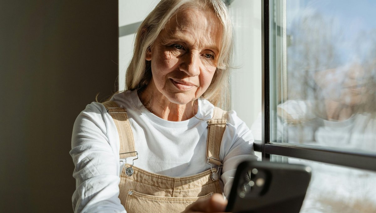 You are currently viewing 12 Little Habits Boomers Do That Can Feel Out of Step Today