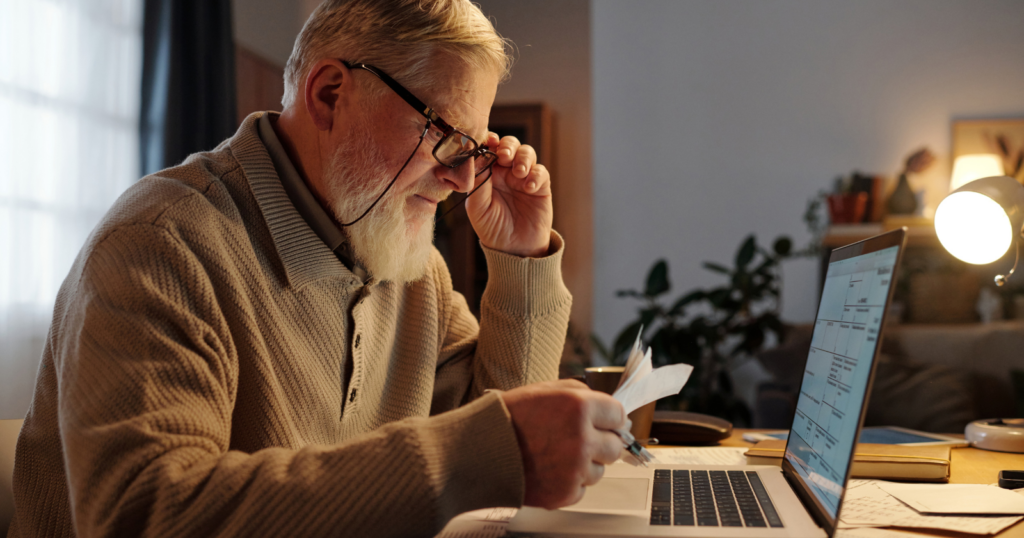 You are currently viewing Psychology says people who stay tech-savvy in their 60s and 70s tend to have these 9 mental strengths