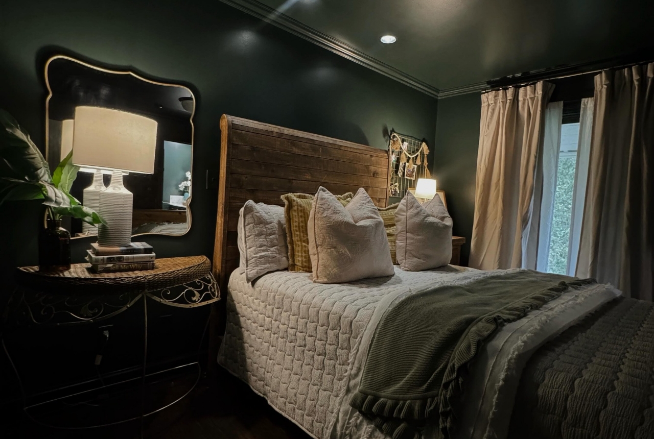 You are currently viewing Ways to Style a Dark Green Feminine Bedroom That Feel High-End for Less