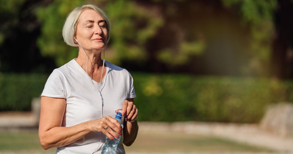 You are currently viewing 8 quiet behaviors people display at 70 when they’ve finally stopped comparing their life to the one they imagined at 30