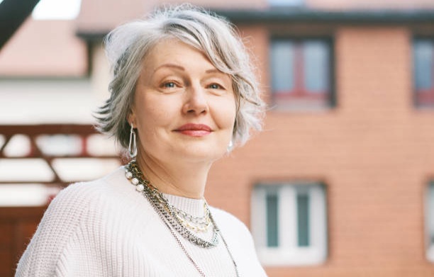 You are currently viewing 10 Simple Style Tweaks After 60 That Make You Look Effortlessly Elegant