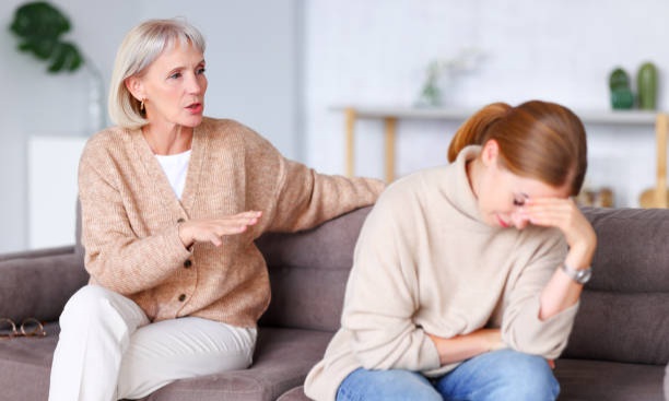 You are currently viewing 7 Conversation Topics That Slowly Push Adult Children Away From Their Parents