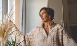 Read more about the article 9 Quiet Signs Someone Is Gradually Pulling Away From Life as They Grow Older